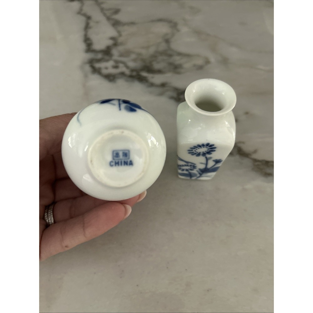 Vintage Chinese porcelain 3" miniature vases. Set of 2. - Picture 3 of 7
